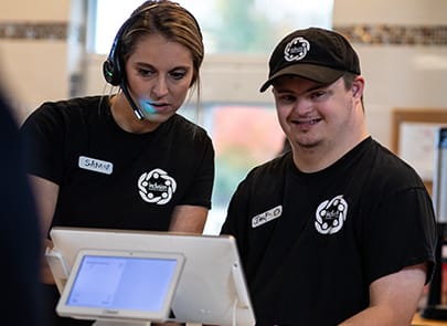 Two employees working in a coffee shop 